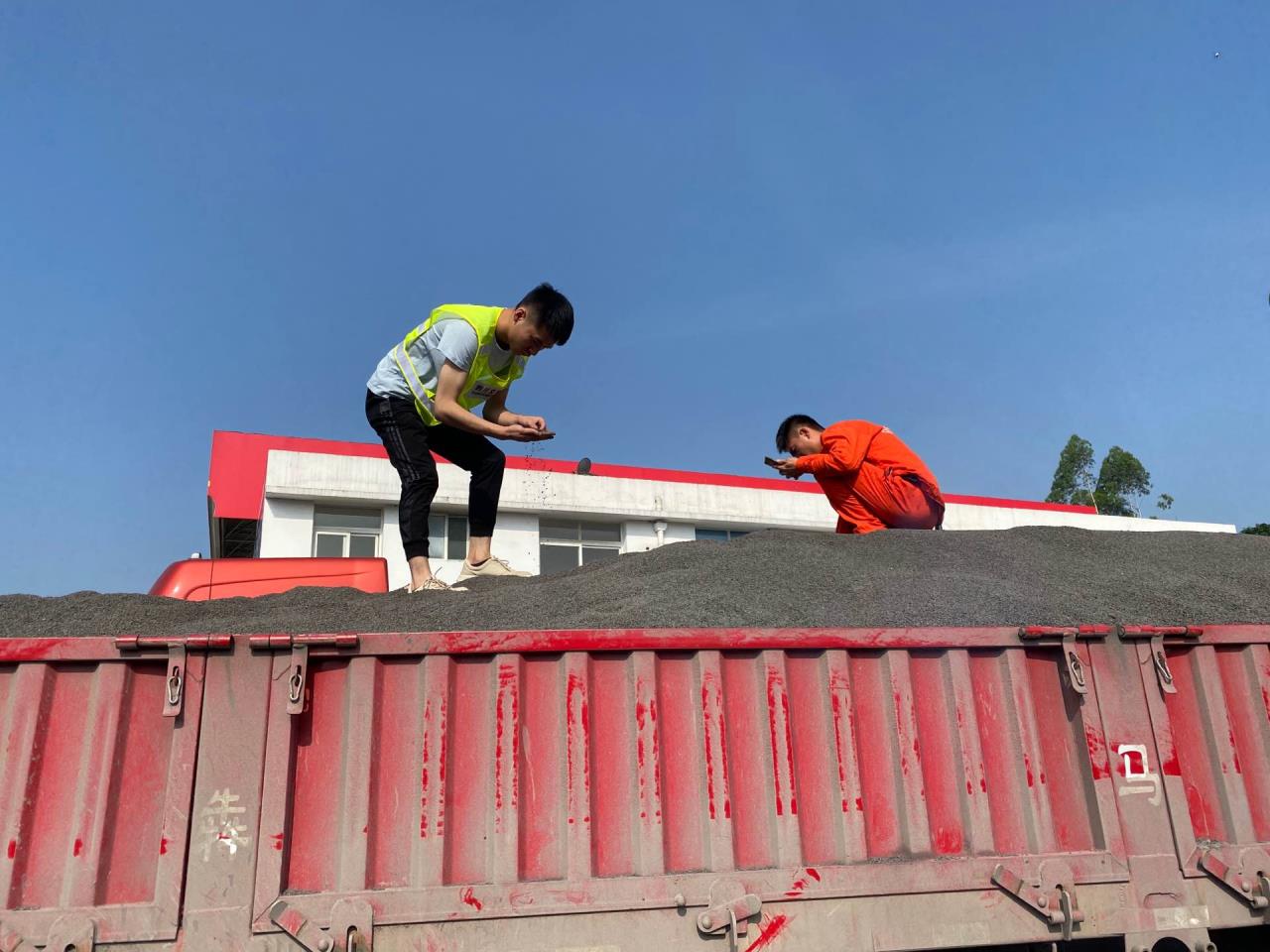 降本創效 青年先行 ——南渝高速微表處青年員工在行動