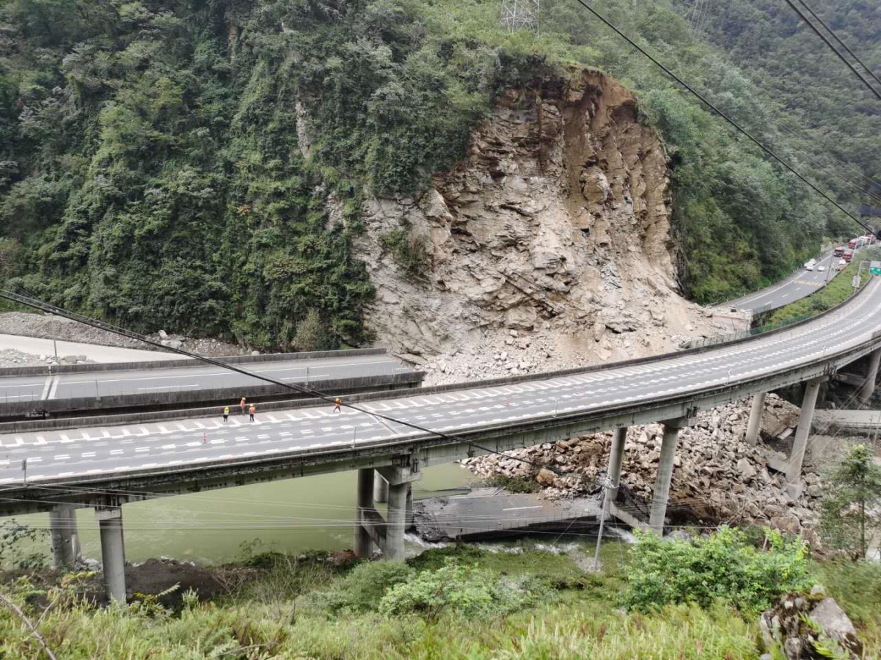 雅西高速山體滑坡交通中斷 四川交投建設公司搶險隊已赴現場