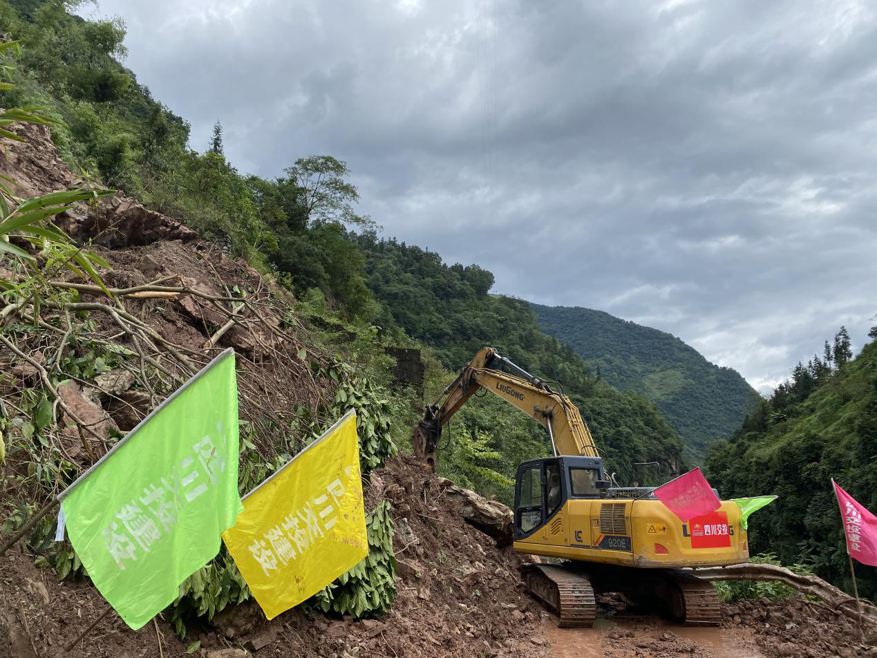 四川交投建設(shè)宜金高速公路XJ5合同段連夜搶通山體滑坡阻礙群眾出行路