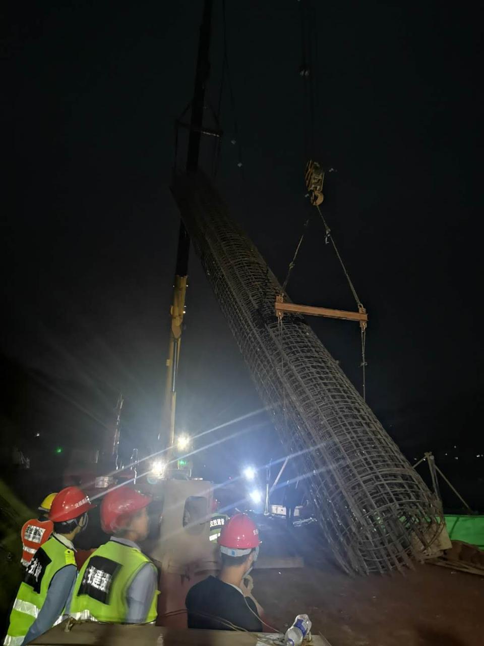 挑燈夜戰干勁高 機械轟鳴現場忙