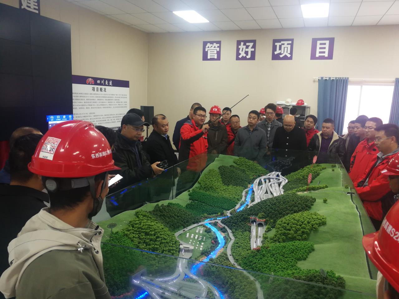康新項目常務副經理秦智講解現場.jpg
