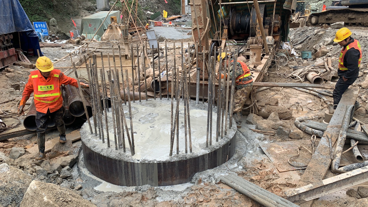 雅西高速姚河壩特大橋1-B樁基3小時完成澆筑工作