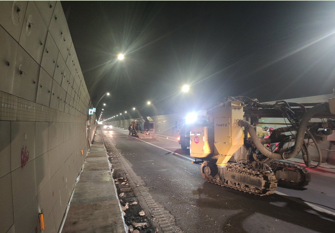 貫徹綠色施工理念 創建隧道環保工地  —都映高速紫坪鋪隧道右線和龍溪隧道右線底鼓病害應急搶險工程應用鉆孔除塵技術