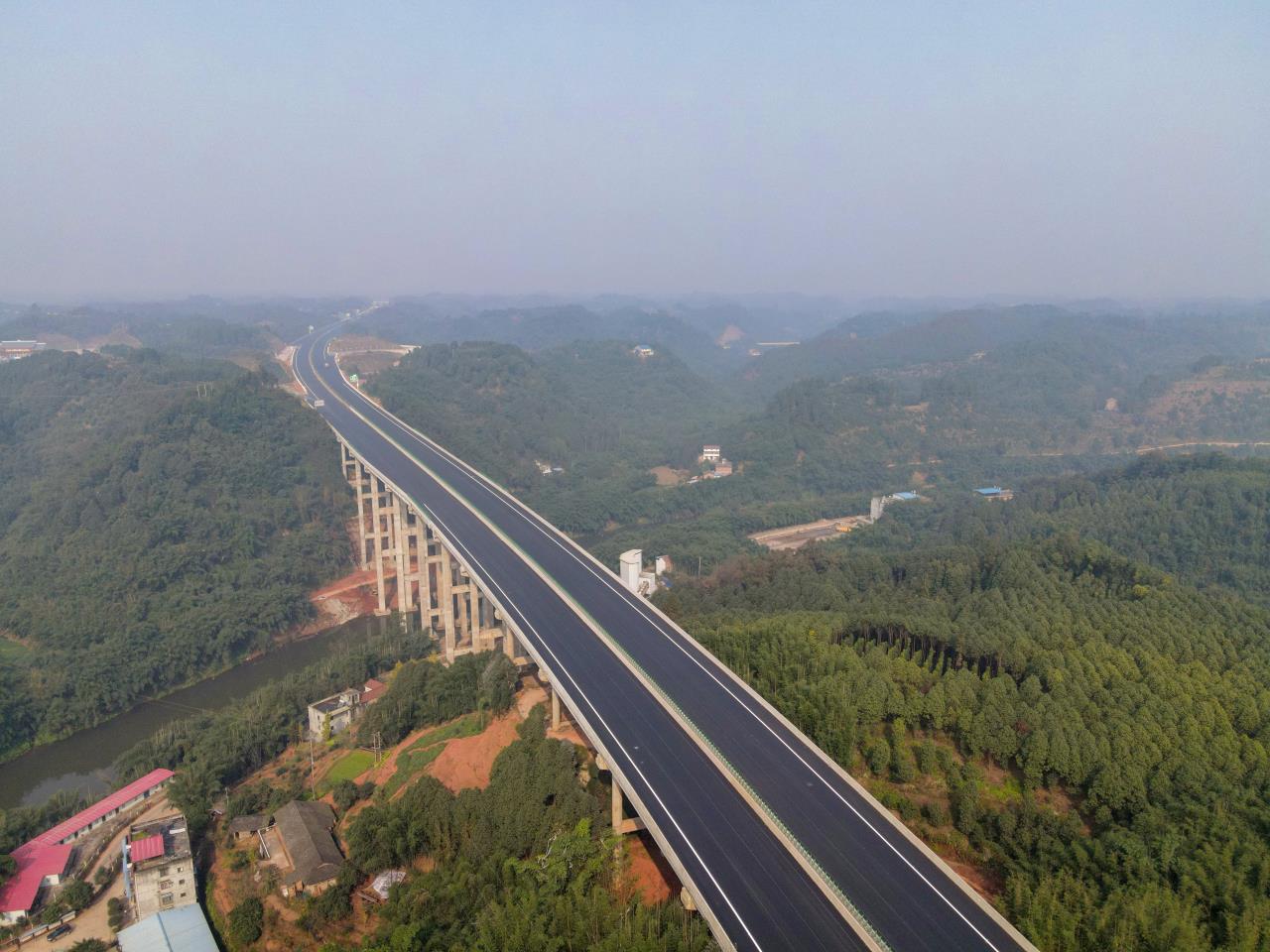 成宜高速榮縣段和宜賓段主線路面雙幅貫通！12月中旬全線通車