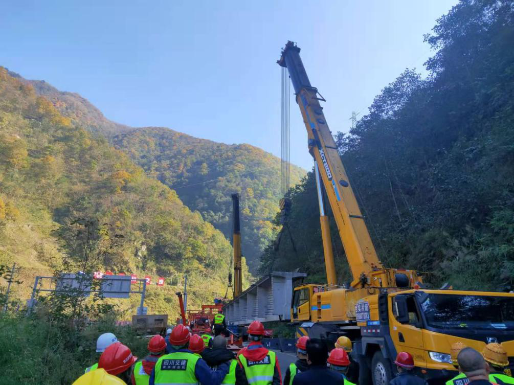 首跨橋梁板運輸到位！雅西高速姚河壩災后恢復重建工程梁板架設即將開始