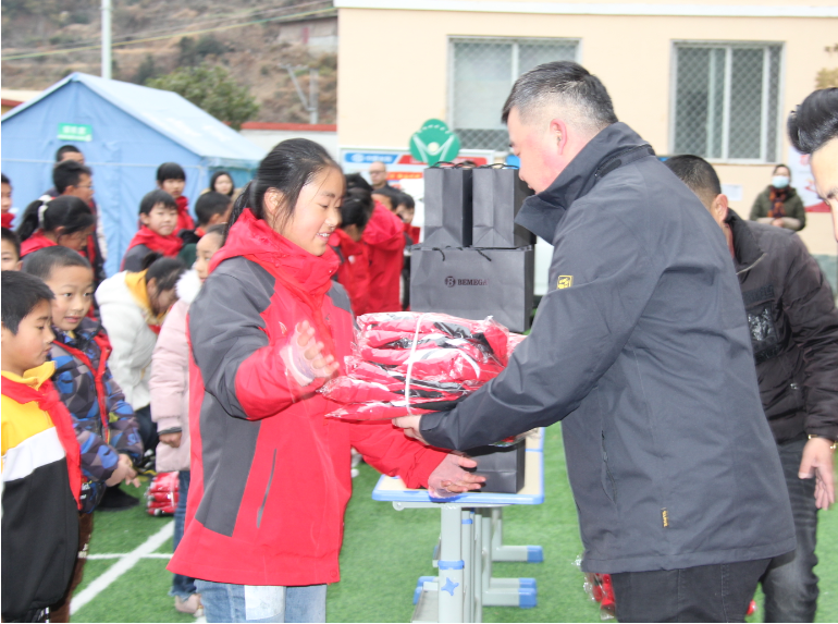 心系教育  傳遞溫情 ——瀘石TJ2項目部開展冬季進校園慰問活動