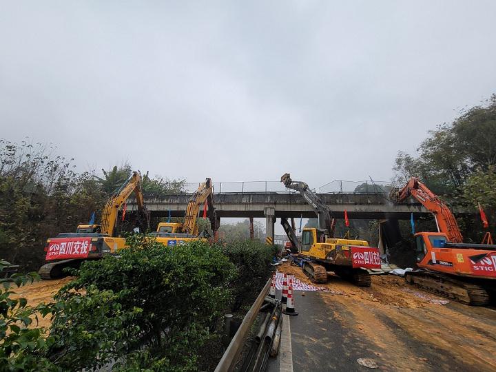 成樂高速擴容項目16座上跨天橋拆除施工順利完成