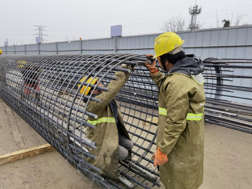 大雪紛飛，成綿擴容工地上青春如火 四川交投建設公司團員青年發揮建設力量