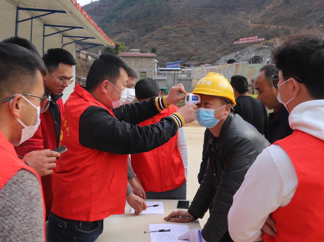 德會高速黨員及青年職工到各協作隊駐地進行疫情摸查.jpg