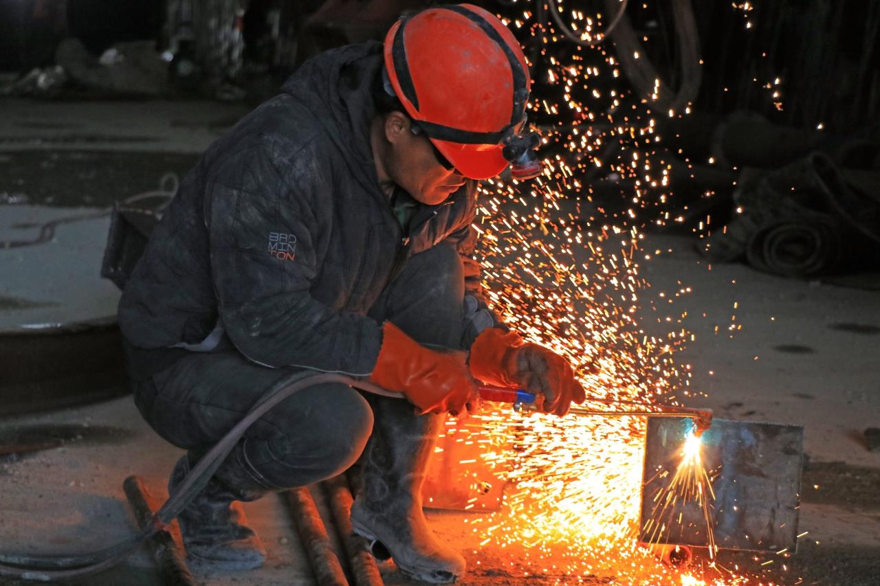 久馬高速神座隧道進口工人正在切割鋼構件.jpg