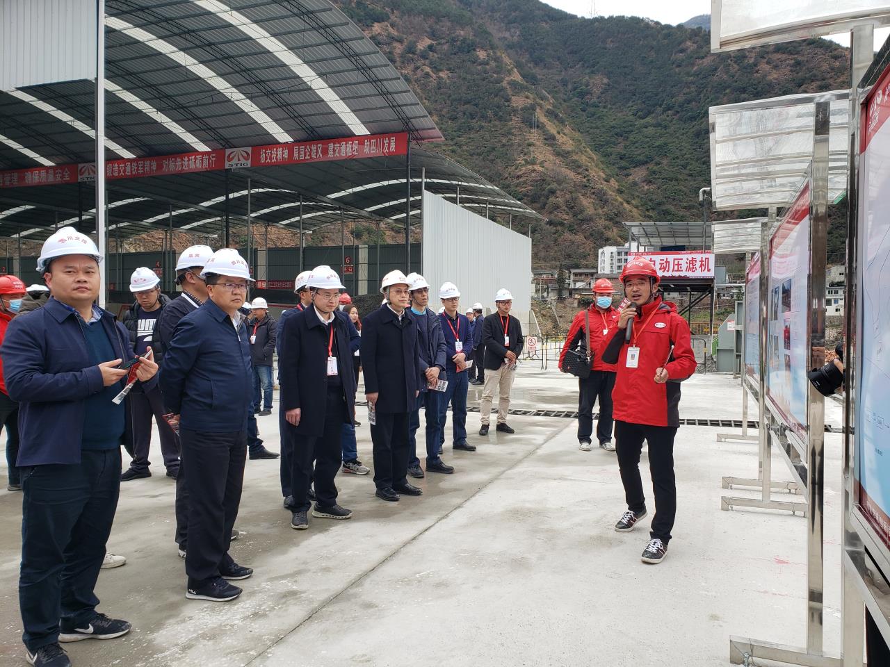 項目經理余小舟講解二里壩拌合站砂石加工廠工藝.jpg
