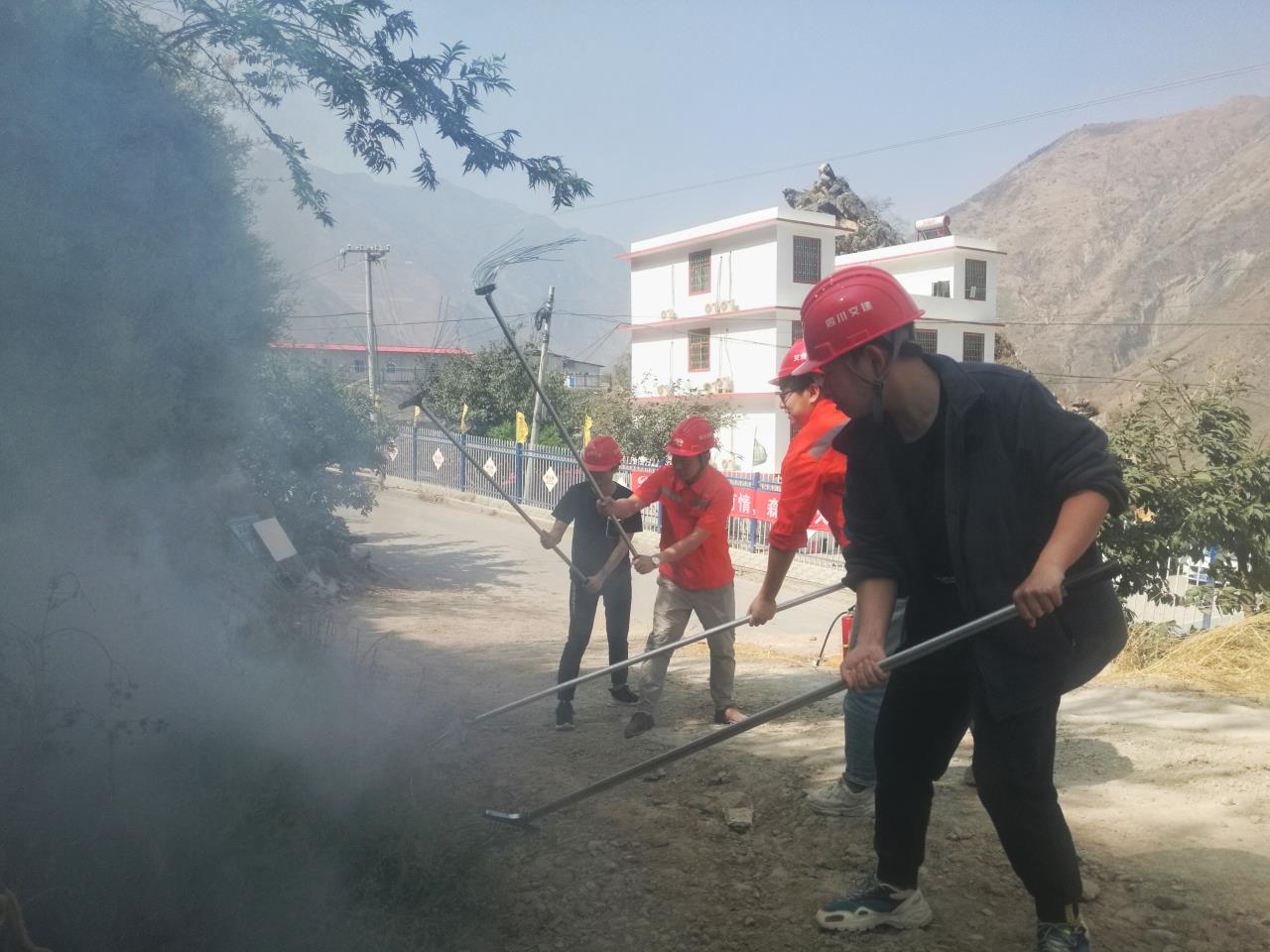 提升撲滅初始火情能力 增強員工消防意識——四川交投建設公司沿江XJ17項目部組織森林防火應急演練