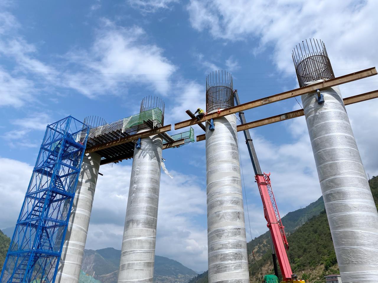 安順大渡河特大橋墩柱拆模后效果.jpg