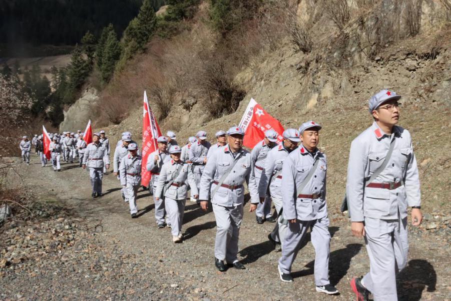 四川交建“關鍵少數”集中學習黨史前往久馬高速接受“思想充電”