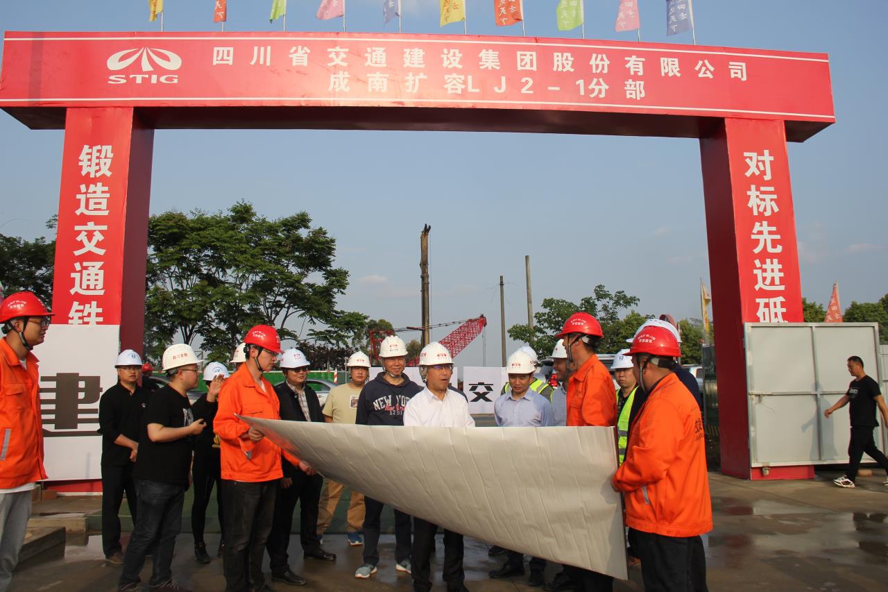 集團公司黨委委員、董事李永林一行蒞臨成南擴容LJ2-1項目部調研指導工作