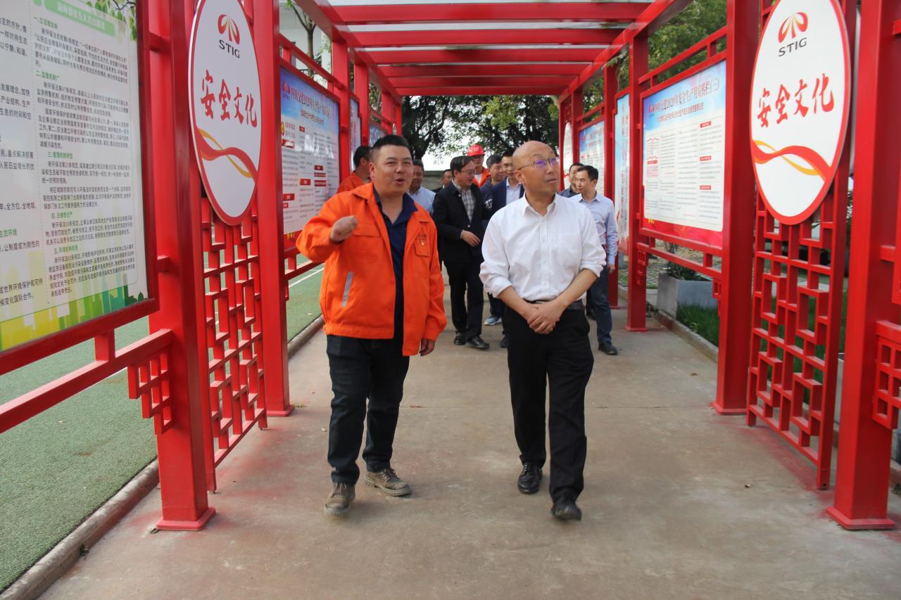 四川交投集團黨委委員、董事李永林一行查看項目文化長廊.JPG