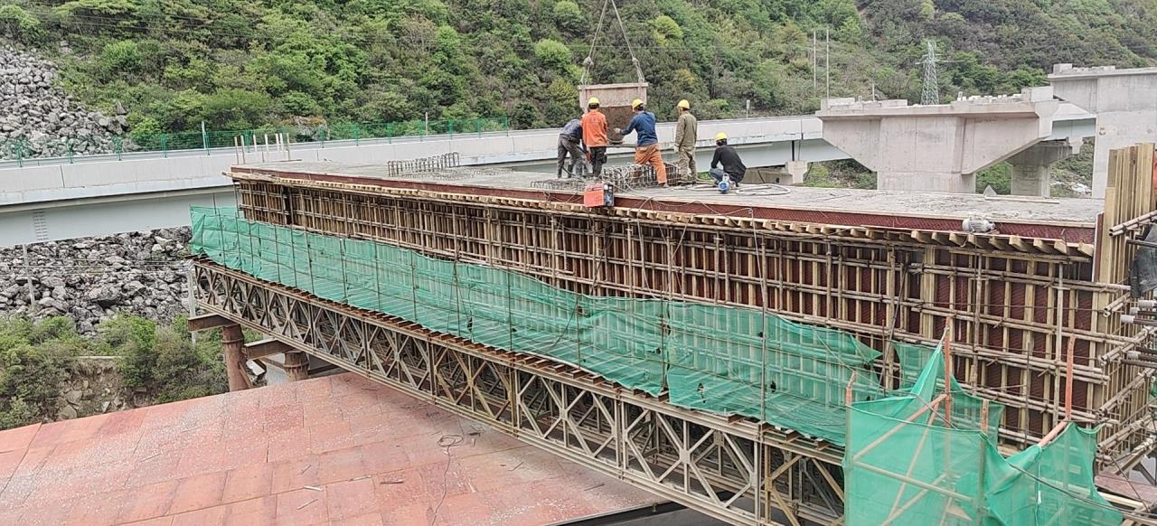 不斷道 不封路 保暢通 康新項目康定互通唯一跨線蓋梁順利完成澆筑