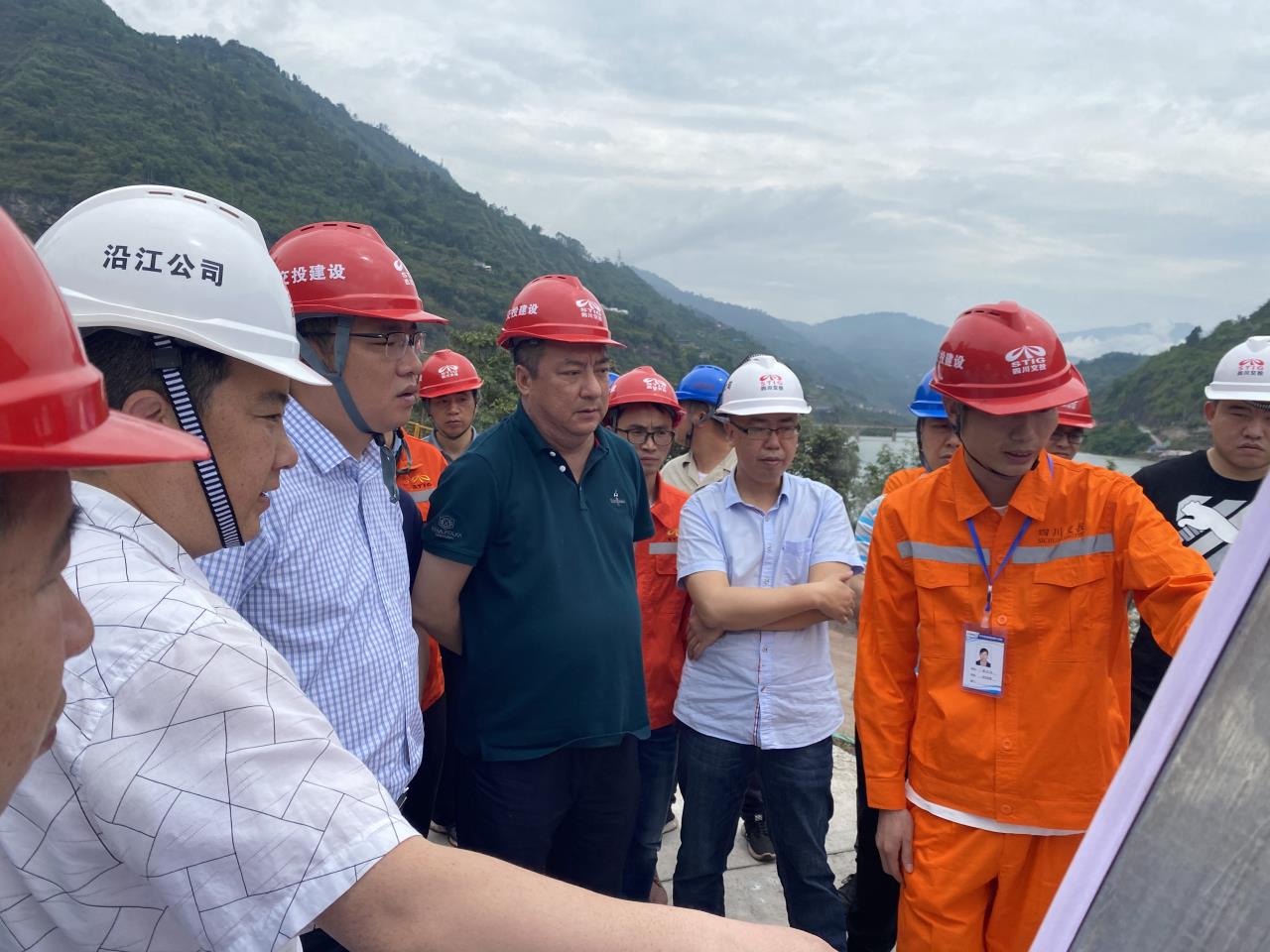 四川省交通運輸廳工程質量監督局到沿江高速公路ZX1項目部檢查指導