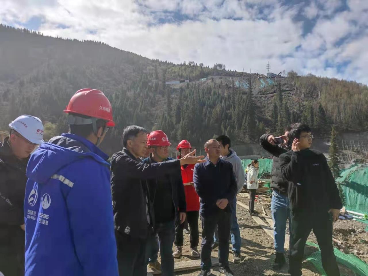 橋梁專家牟廷敏指導久馬高速海子山特大橋施工