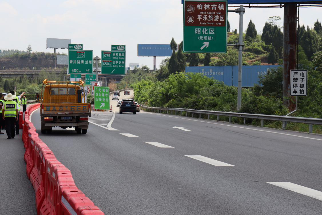 G5京昆高速?gòu)V陜段路面維修工程正式進(jìn)場(chǎng)施工