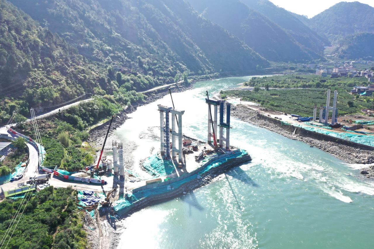 瀘石高速大渡河特大橋筑島施工平臺(tái)“功成身退”助安全度汛