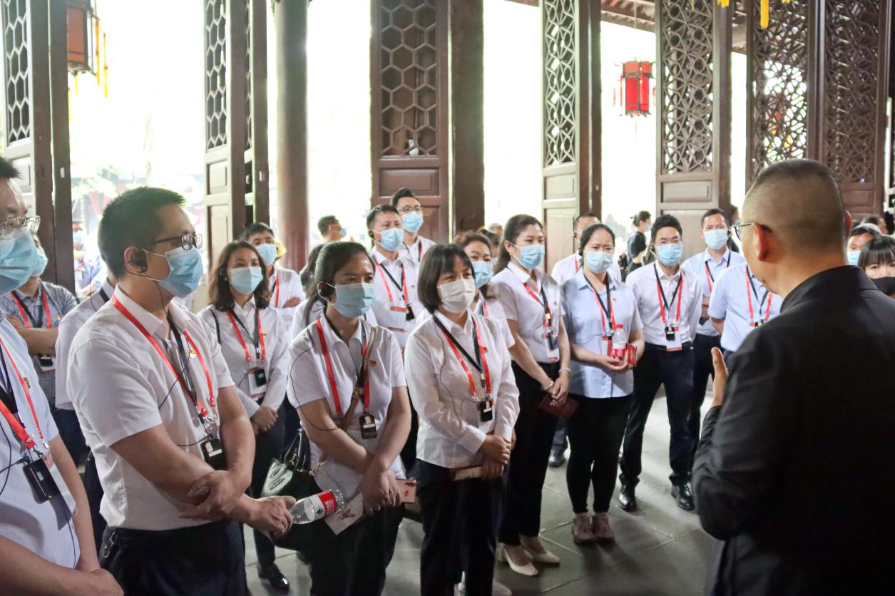 交建公司紀委：游中品三國 行中悟清廉 ——四川交建公司到省武侯祠開展廉潔教育活動