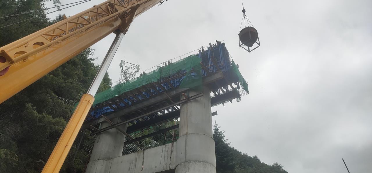 雅葉高速康定過境段不斷“生長” 跑馬山大橋完成首片蓋梁澆筑