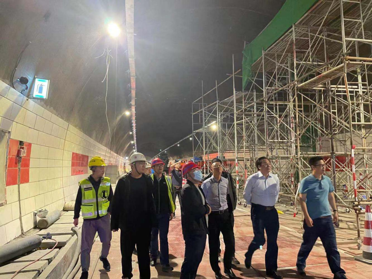 四川省交通廳總工程師王茂奎一行督導汶馬高速獅子坪隧道應(yīng)急搶險工作
