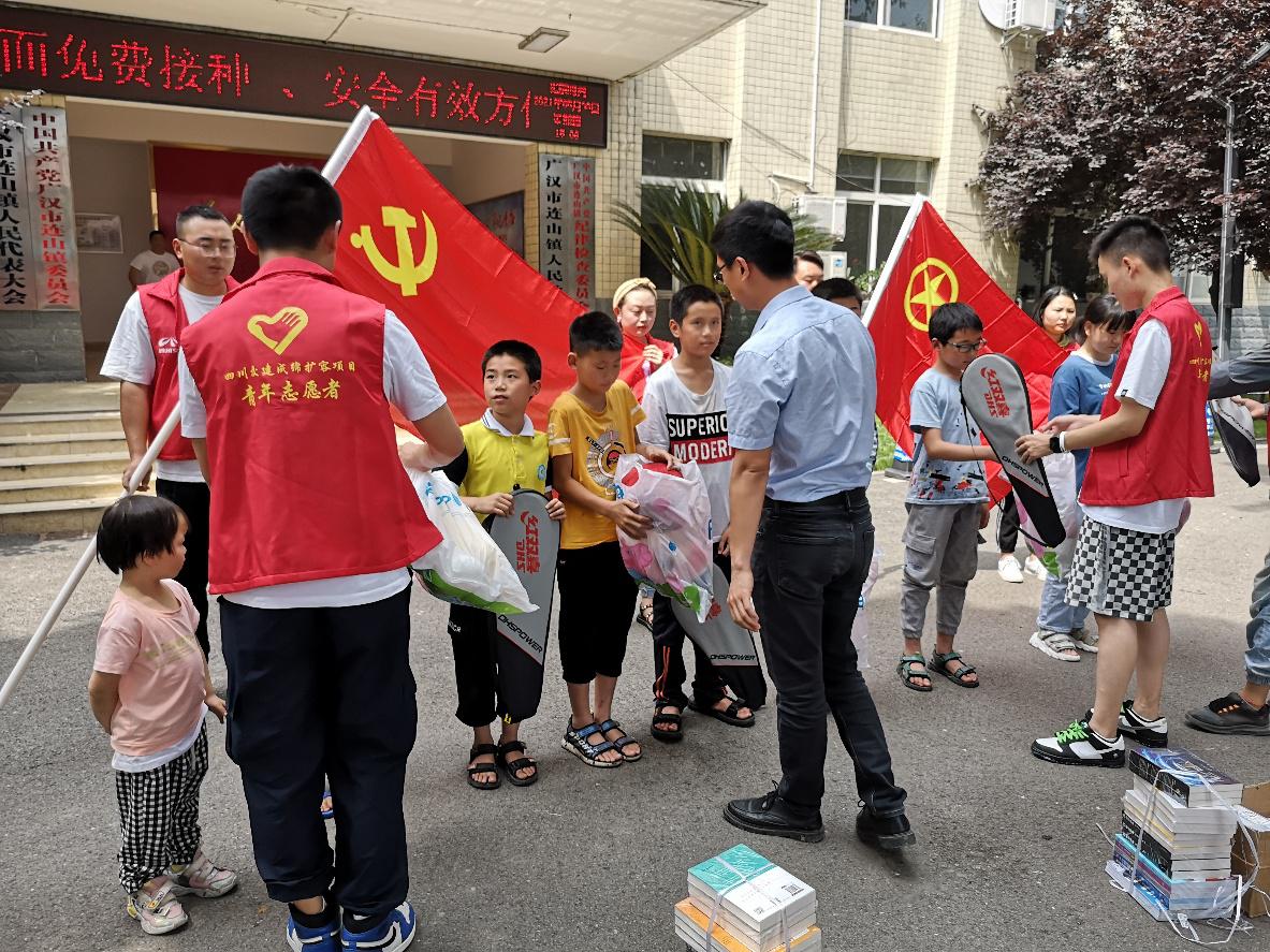 成綿擴容TJ5項目部正在派發文體用品和書籍.jpg