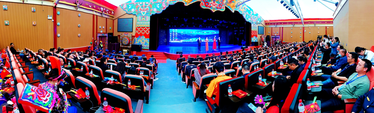 2-容納400人的演藝大廳座無虛席（2021年6月22日） (升華攝影).jpg