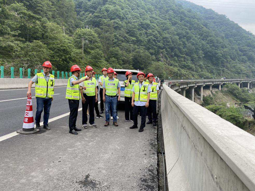 集團第三監事會主席華正輝帶隊赴 四川交建調研