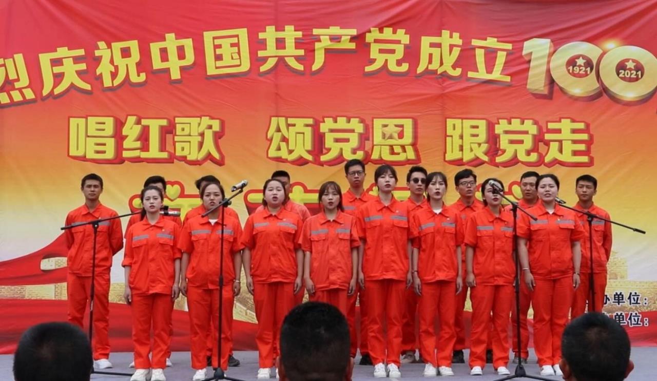 民族團(tuán)結(jié)一家親  歌聲嘹亮頌黨恩 橋梁工程分公司沿江ZX2項(xiàng)目部與彝族群眾共唱紅歌