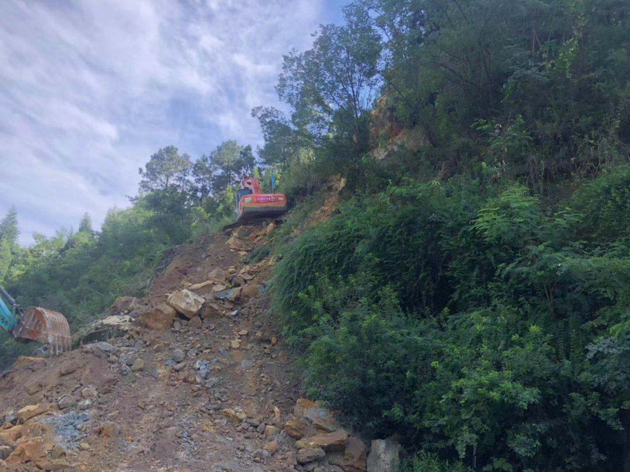 成仁高速山體滑坡，四川交建10小時(shí)搶通道路