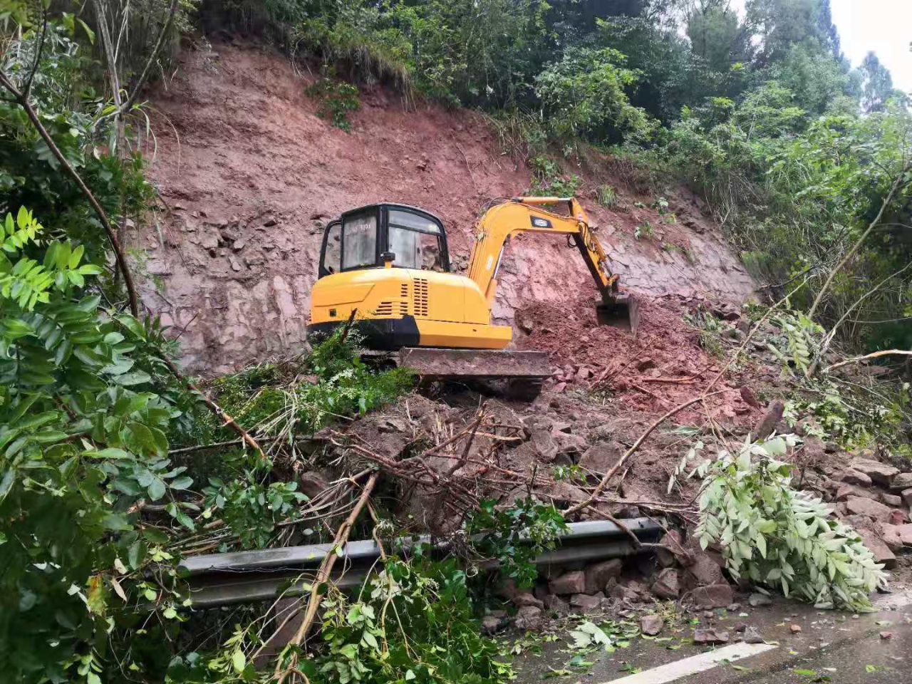 四川交建緊急處置成渝路邊坡垮塌險情