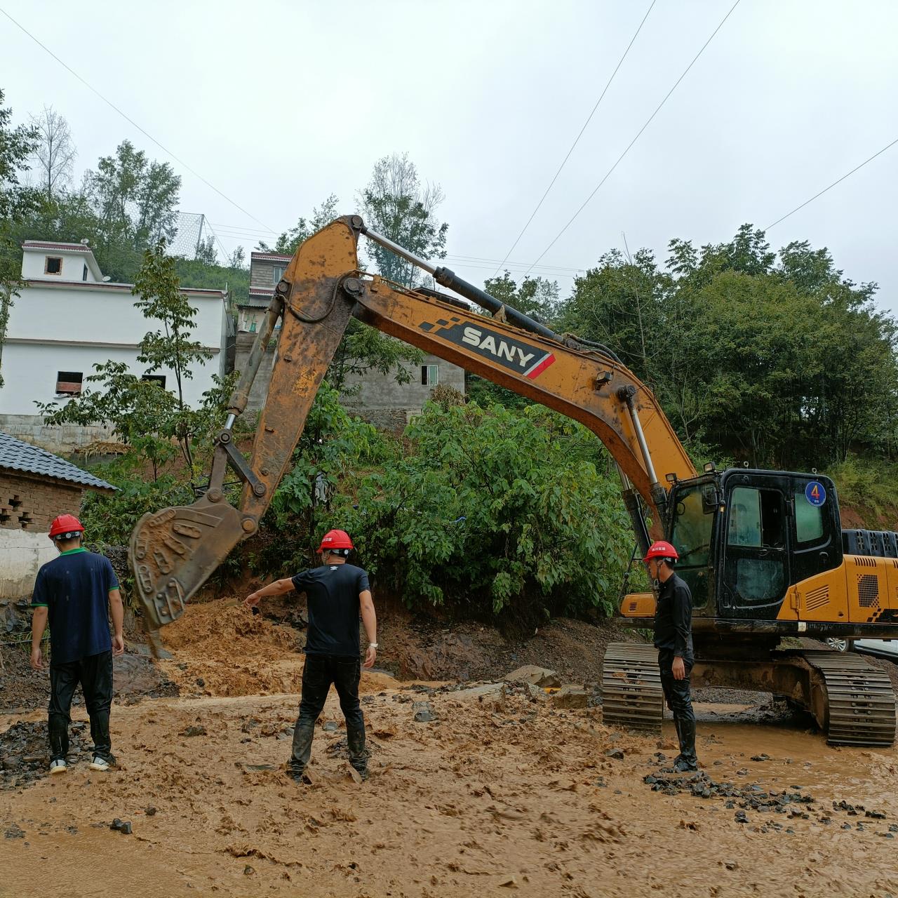 汶水鎮國道突發山洪 四川交建聞汛搶險