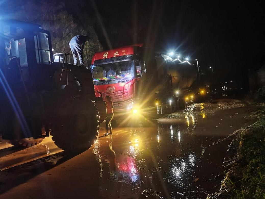 雨夜貨車被困353國道 橋梁工程分公司沿江高速XJ17項目部的搶險隊伍現場救援