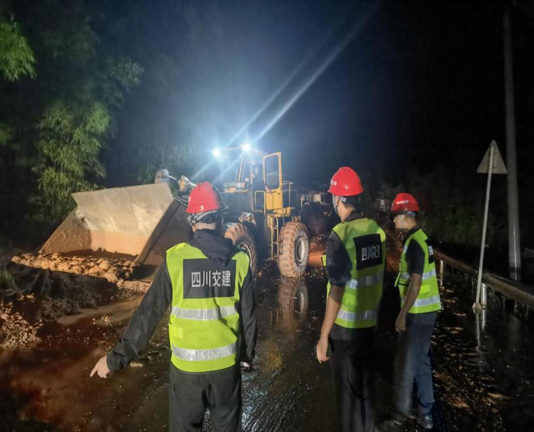 強降雨引發泥石流 四川交建全力搶險保暢通