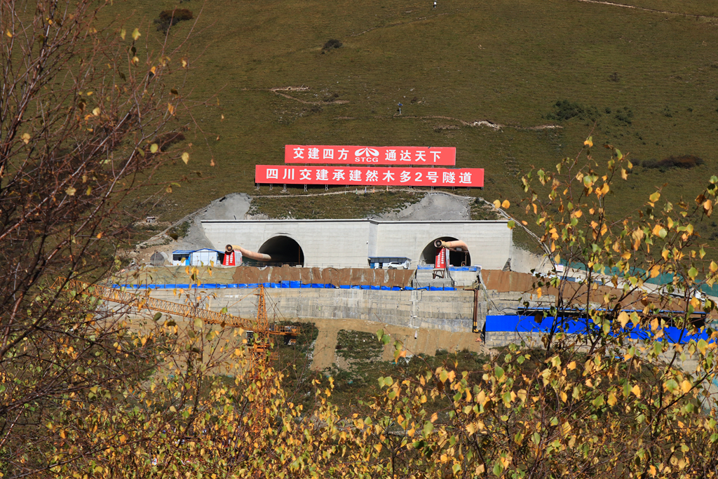 久馬高速建設提速推進！然木多2號隧道單向掘進突破1000米