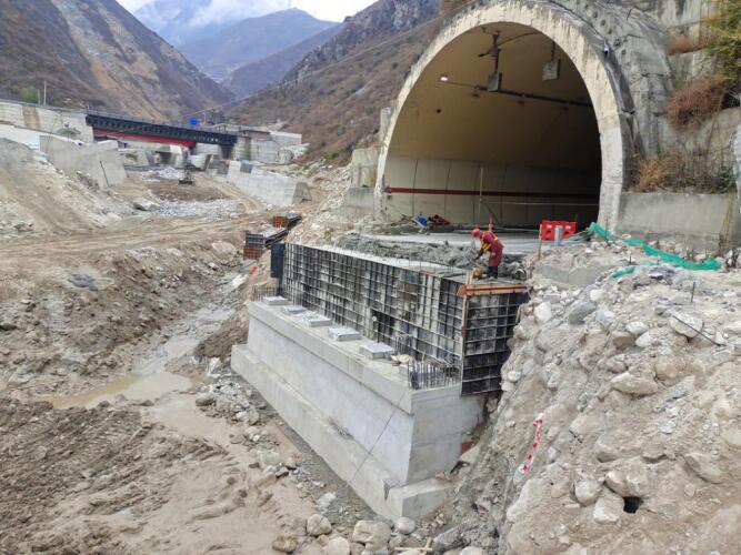 都汶高速公路登基溝大橋、簇頭溝中橋橋臺 基礎部分順利完成澆筑