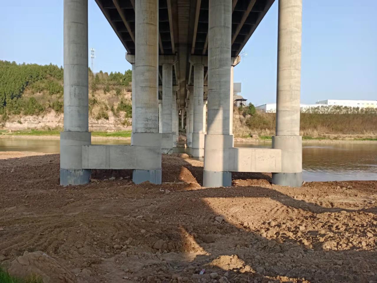 梓江特大橋樁基鋼筋裸露病害處治工程施工現場.jpg