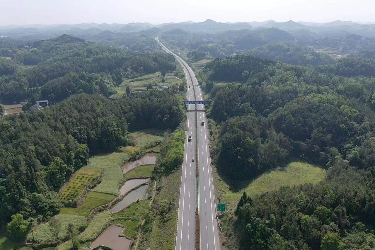 請注意！成德南高速K184左側應急施工，車輛限寬3.75m，請過往車輛注意觀察通行