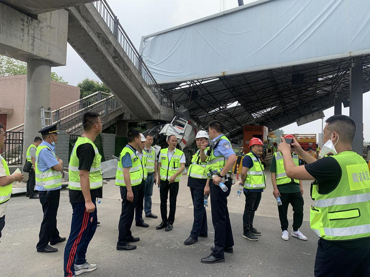 高路建筑公司應急搶險專項小組赴繞城高速事故現場開展搶險應急工作