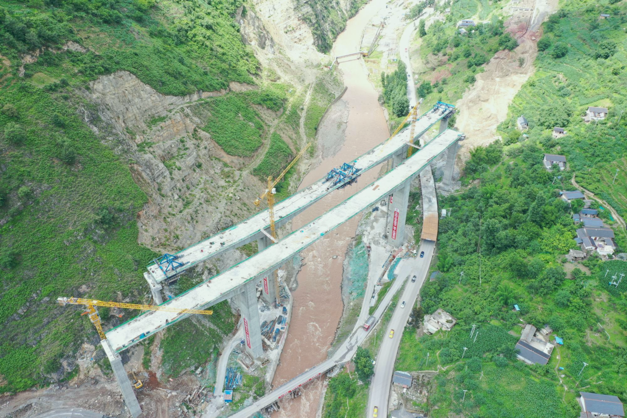 樂西高速首個左右線連續(xù)剛構(gòu)橋 美姑河3號大橋中跨順利合龍