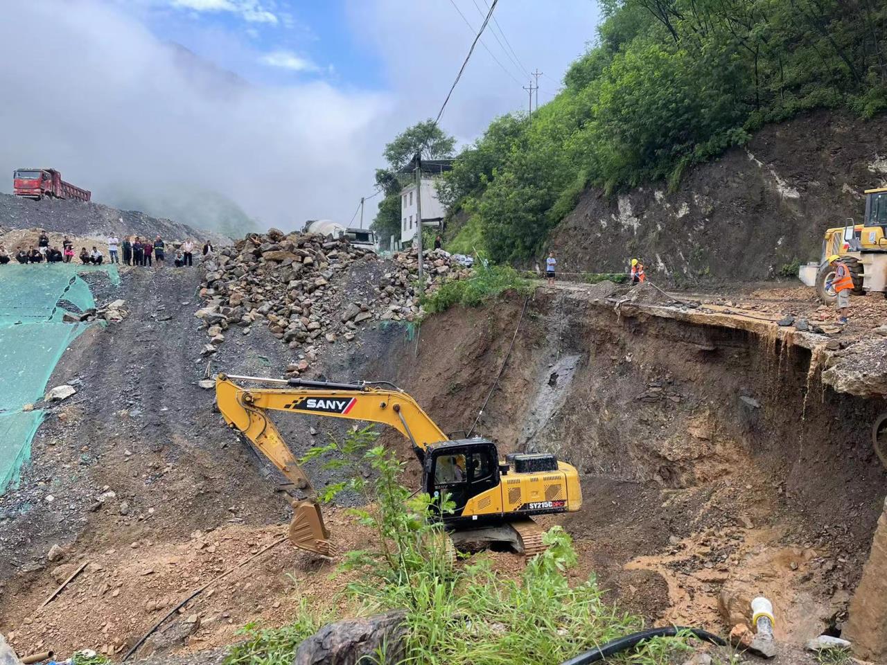交建集團沿江高速服務地方幫助疏通鄉村道路