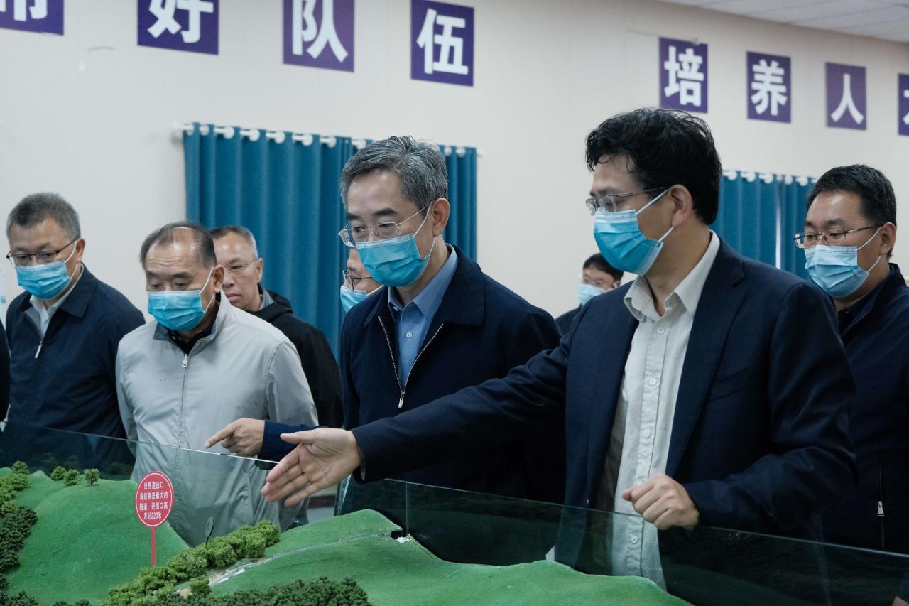 交通運輸部黨組成員、副部長戴東昌一行蒞臨雅葉高速康定過境段調研指導工作