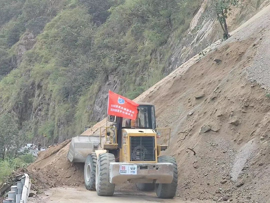 四川瀘定6.8級地震 雅安石棉境內多條道路阻斷 交建集團沖鋒在前
