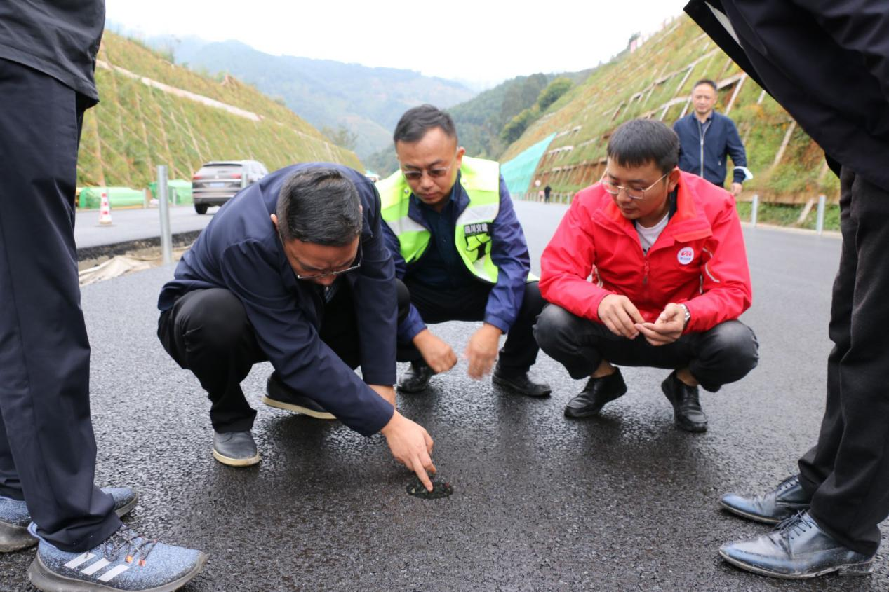 省交通運輸廳工程質檢局副局長包杰一行赴德會高速項目現場觀摩無人攤鋪技術