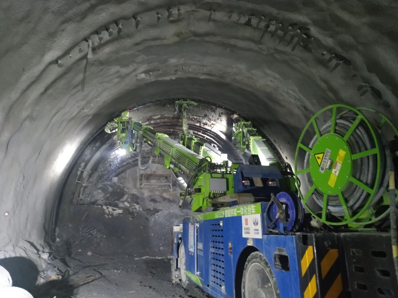 多功能鉆機(jī)、智能拱架一體化臺(tái)車施工.jpg