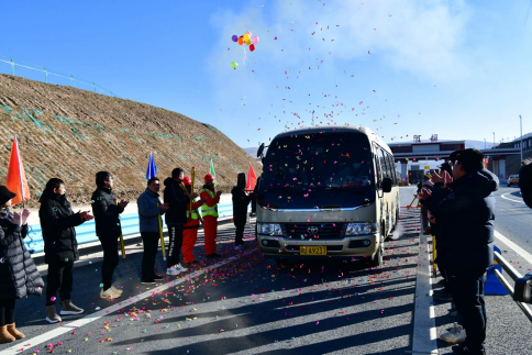 交建集團高路建筑公司承建的G0615線久治(川青界) 至馬爾康段高速公路阿壩縣50公里房建工程阿壩收費站通車