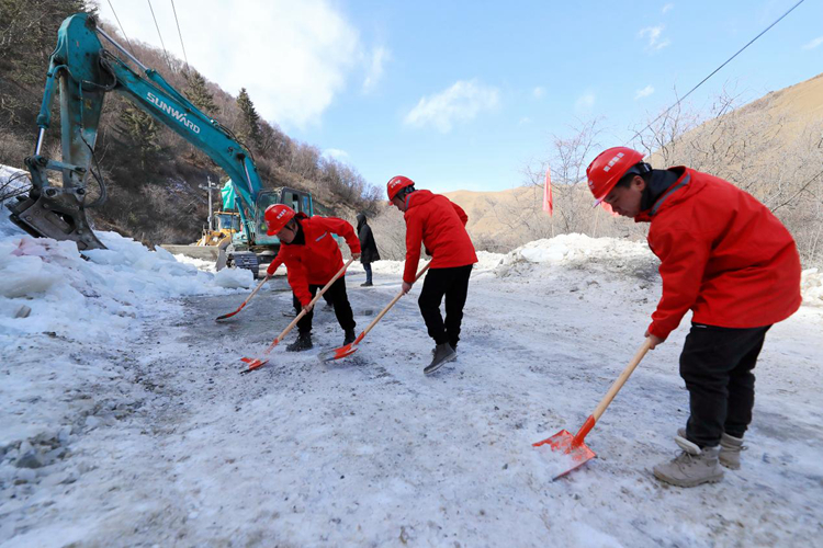 久馬TJ5項(xiàng)目部齊力鏟雪除冰守護(hù)平安助力復(fù)工復(fù)產(chǎn)